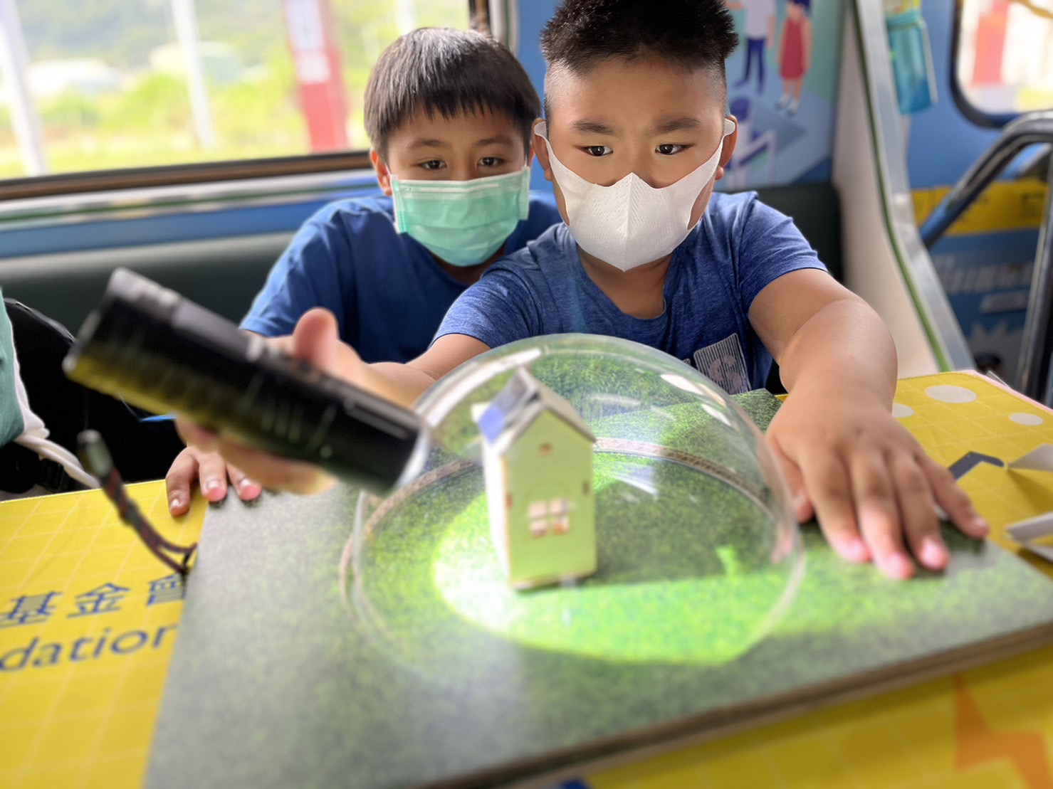 3044am永利參與基礎科學主題車廂，以STEAM教學精神，設計「逐日科學家」、「太陽能工程師」以及「淨零建築師」三大能源科普課程和實驗